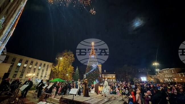 С театрална постановка, музика и заря в Габрово включиха празничното осветление на коледната елха и градския площад