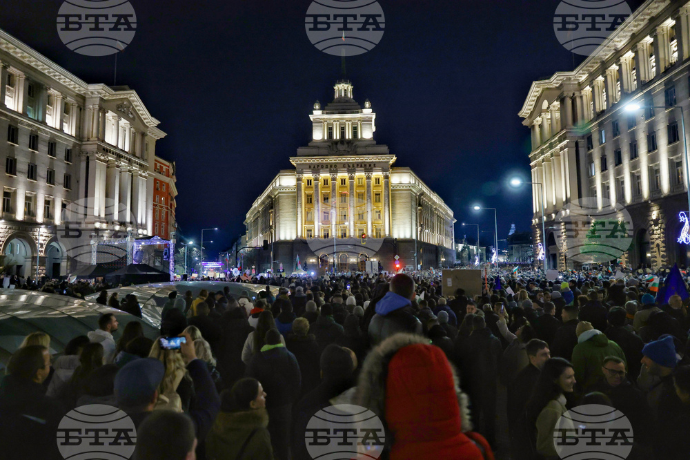 Множество граждани вече са в т.нар. Триъгълник на властта за протеста срещу бюджета за 2026 г., събралите се скандират "оставка"