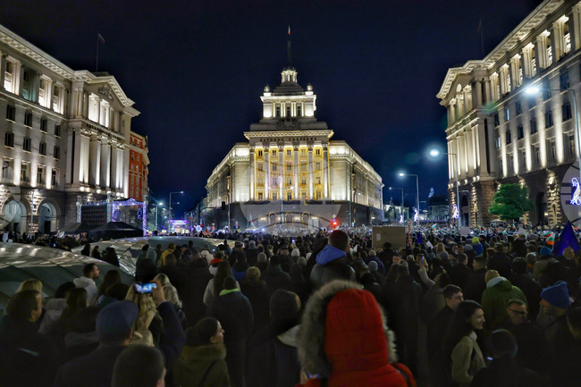 Множество граждани вече са в т.нар. Триъгълник на властта за протеста срещу бюджета за 2026 г., събралите се скандират "оставка"