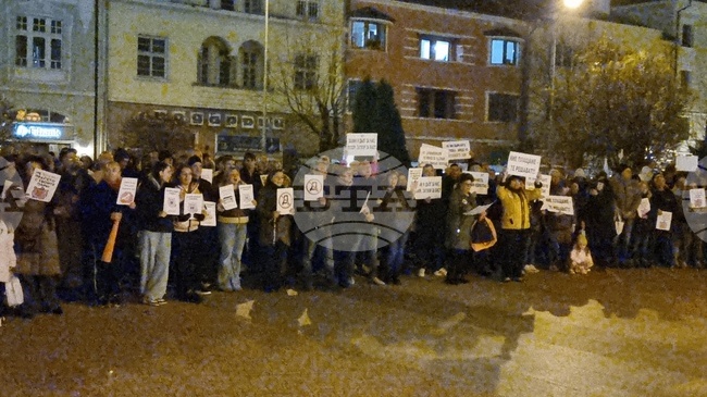 С викове „Оставка“ и „Мафията вън“ жители на Сливен излязоха на протест срещу проектобюджета за 2026 г.