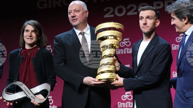 Шампионът от Обиколката на Италия Саймън Йейтс обяви, че прекратява кариерата си