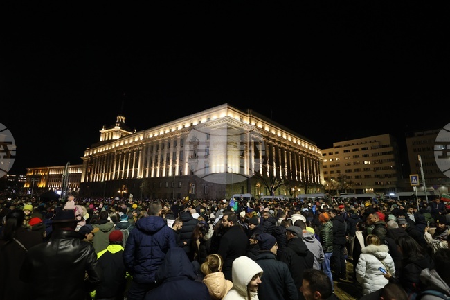 "Продължаваме Промяната" се разграничиха от вандализма и насилието на протеста тази вечер