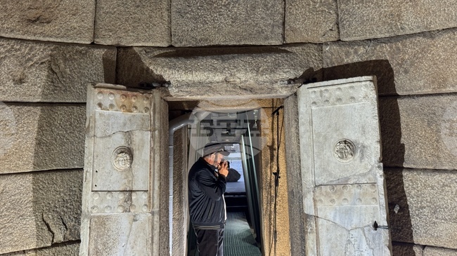 Стефан Вълдобрев записа миниатюра за албума "Акустиката на България" в гробницата на тракийския владетел Севт Трети край Казанлък 