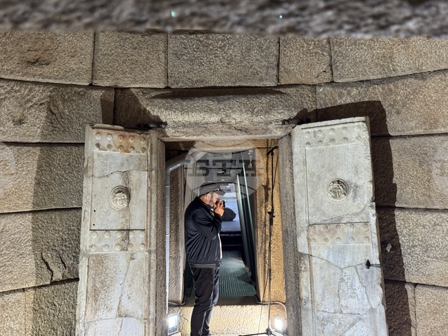 Стефан Вълдобрев записа миниатюра за албума "Акустиката на България" в гробницата на тракийския владетел Севт Трети край Казанлък 