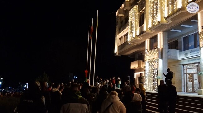 Жители на Шумен излязоха на протест пред сградата на Общината срещу бюджета за догодина