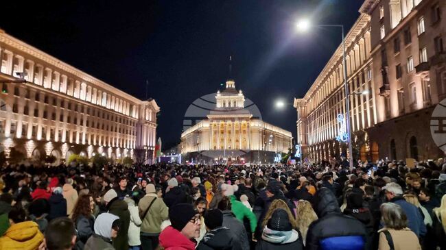 Част от протестиращите срещу бюджета за 2026 г. в София тръгват на шествие до централите на "ДПС-Ново начало" и ГЕРБ