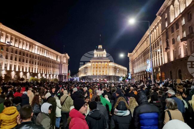 Част от протестиращите срещу бюджета за 2026 г. в София тръгват на шествие до централите на "ДПС-Ново начало" и ГЕРБ