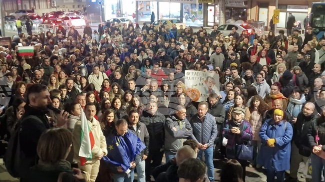Протест срещу статуквото в България за кратко затвори за движение главната улица във Велико Търново