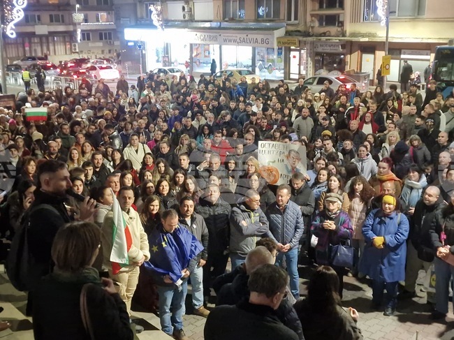 Протест срещу статуквото в България за кратко затвори за движение главната улица във Велико Търново