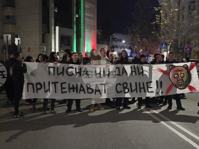 Протестиращите срещу бюджета за 2026 г. в Ловеч тръгнаха на шествие