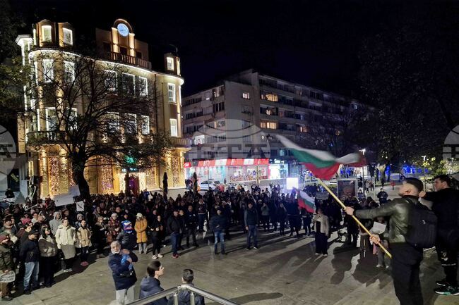 Citizens Hold Protest and Counter-Protest in Stara Zagora over Budget and Continue the Change-Democratic Bulgaria