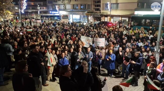 Протестиращи срещу статуквото в България се събраха във Велико Търново