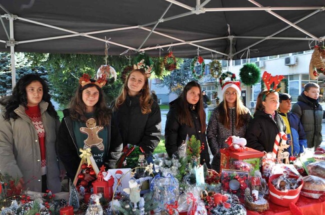 Послание за доброта и съпричастност „Дар от сърце“: ОУ „Никола Парапунов откри традиционните коледни базари в Разлог