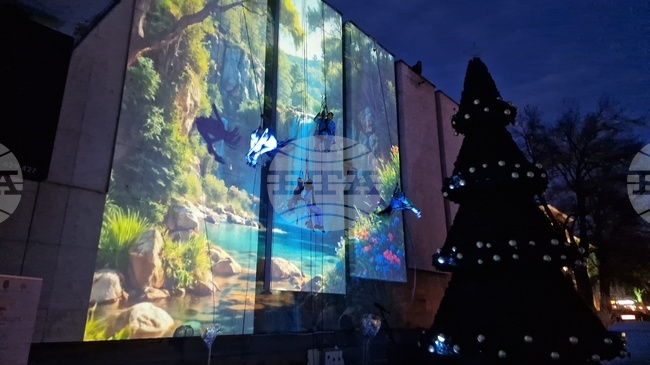 След въздушно акробатично шоу, коледната украса във Велико Търново светна 