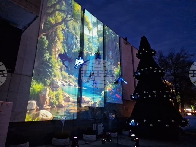 След въздушно акробатично шоу, коледната украса във Велико Търново светна 