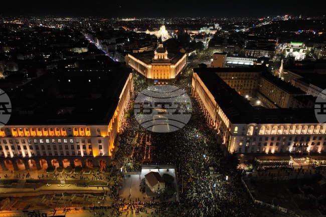 С хоро, музика и скандирания "оставка" продължава протестът срещу бюджета за 2026 г. пред Народното събрание в София