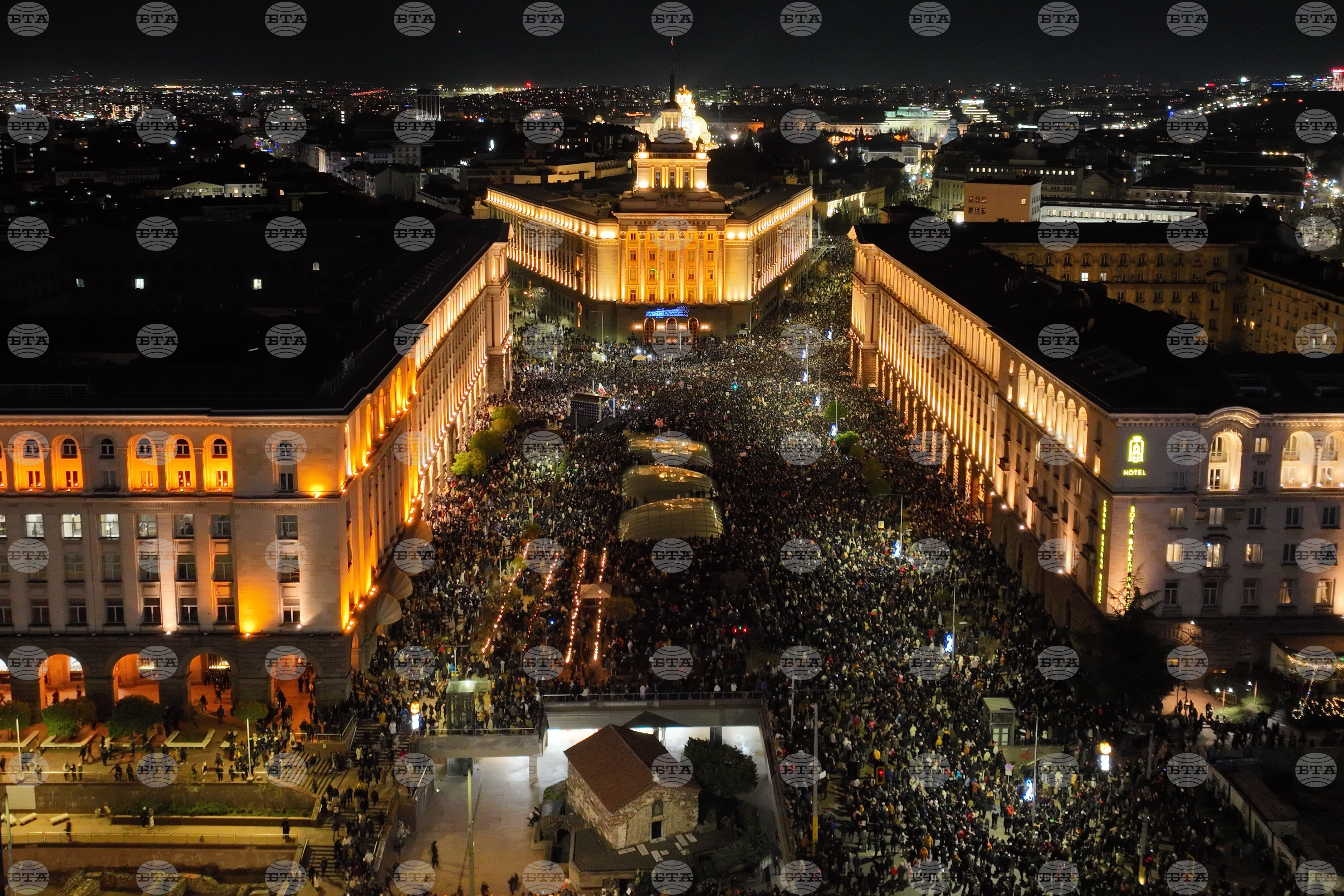 Large Protests Held in Major Bulgarian Cities against 2026 State Budget Bill, Clashes with Police in Sofia