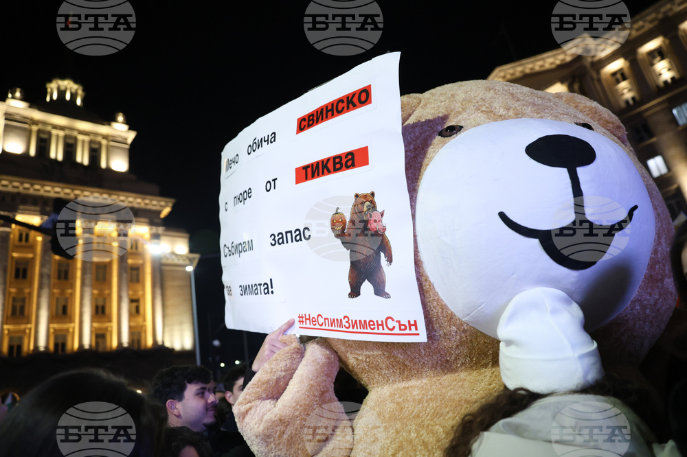 Протестът пред Народното събрание продължава