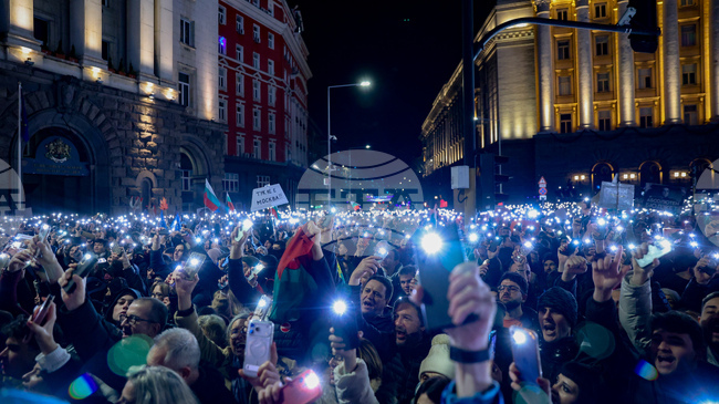 След протеста: мнозинството оттегля проектобюджет 2026, според президента оставката на кабинета е неотложна, опозицията внася вот на недоверие