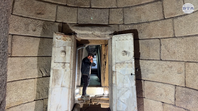 Стефан Вълдобрев записа миниатюра за албума "Акустиката на България" в гробницата на тракийския владетел Севт Трети край Казанлък