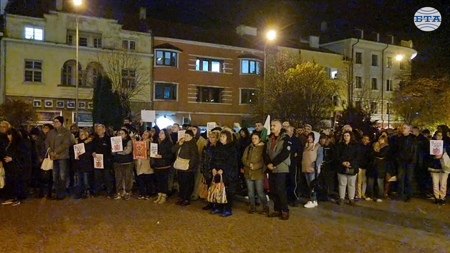 С викове „Оставка“ и „Мафията вън“ жители на Сливен излязоха на протест срещу проектобюджета за 2026 г.