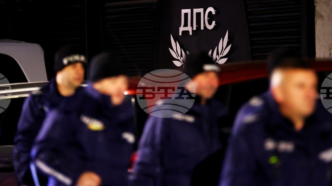 Шествие на протестиращи в София стигна до централата на "ДПС-Ново начало" и продължава към тази на ГЕРБ