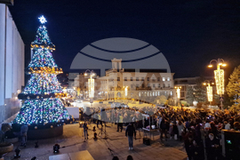 Велико Търново - въздушно-акробатично шоу - светване на коледните светлини