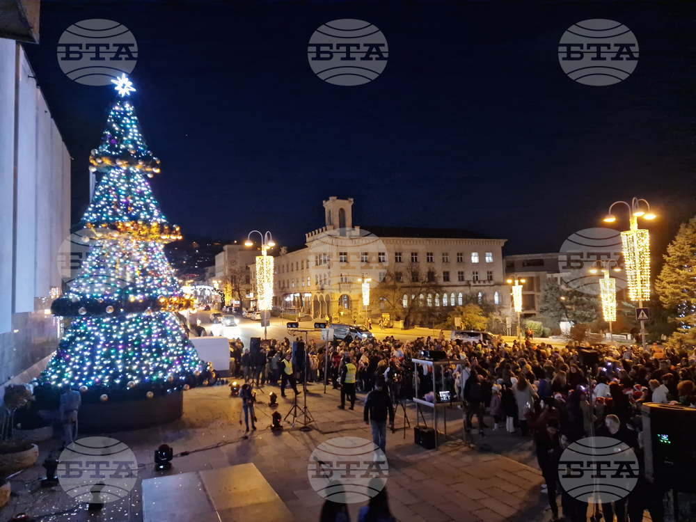 Велико Търново - въздушно-акробатично шоу - светване на коледните светлини