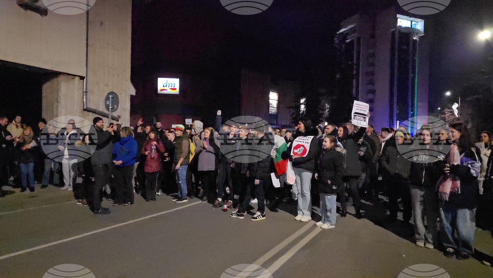В Ловеч протестът срещу бюджета прерасна в шествие