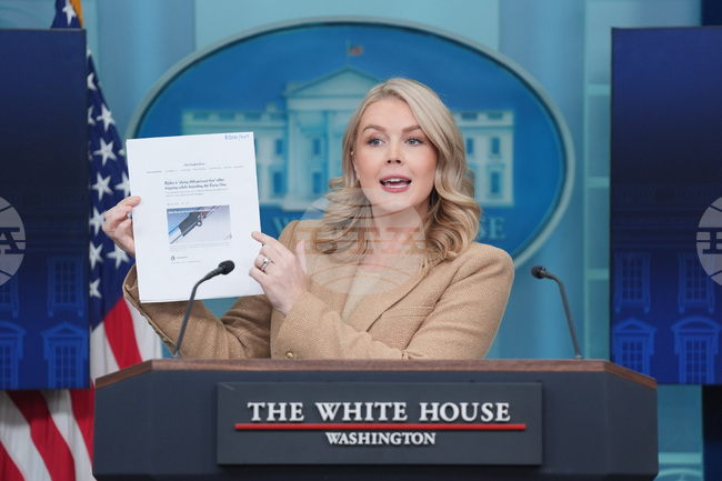 Белият дом заяви, че адмирал е наредил повторна атака срещу лодка с предполагаеми наркотрафиканти, и настоя, че атаката е била законна