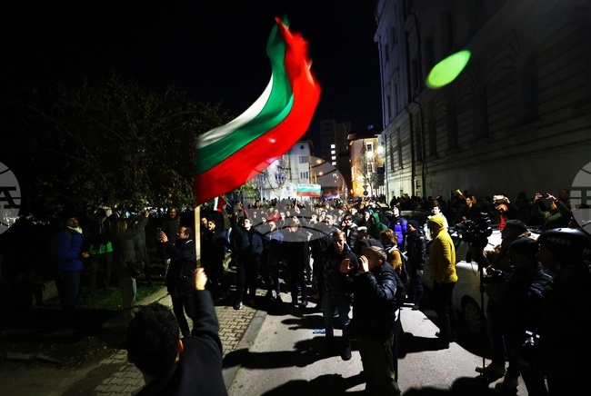 Шествие на протестиращи в София стигна до централата на "ДПС-Ново начало" и продължава към тази на ГЕРБ