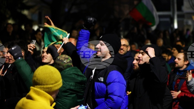 Протестиращи хвърлят бутилки и бомбички пред централата на "ДПС-Ново начало" в София 