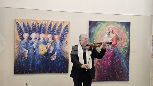 Изложба "Духовни откровения" на художничката и поетеса Аннаел откриха в плевенската художествена галерия "Илия Бешков"