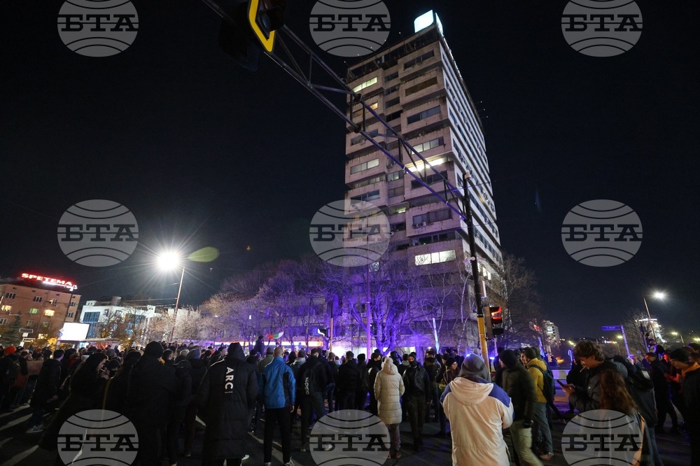 Протестиращи срещу бюджета за 2026 г. стигнаха до централата на ГЕРБ в София