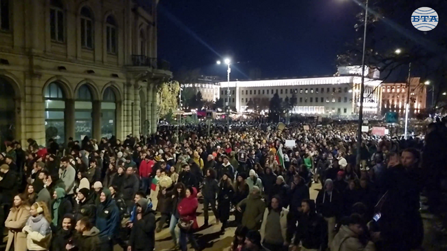 Шествие на протестиращи в София стигна до централата на „ДПС-Ново начало“ и продължава към тази на ГЕРБ