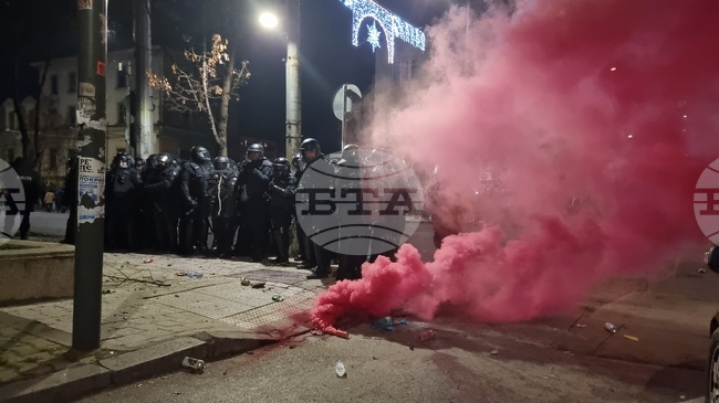 Хвърлят бутилки и бомбички пред централата на "ДПС-Ново начало" в София, по-рано от "Продължаваме промяната" предупредиха: Агитките дойдоха