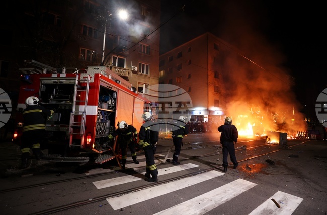 Над 10 души са задържани на протеста в центъра на София по данни на СДВР 