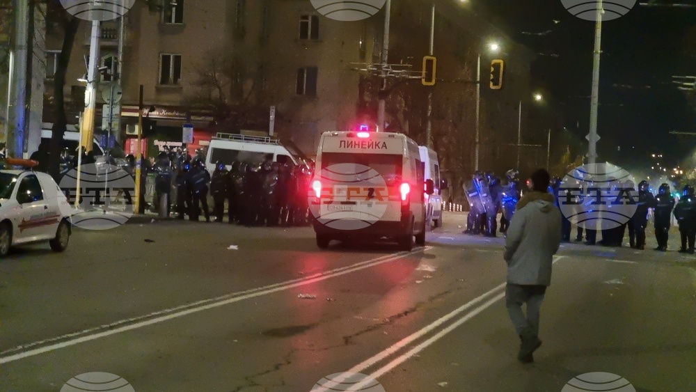 Осем линейки са изпратени на терен и още три са в готовност да реагират, има няколко пострадали, съобщиха от Центъра за спешна медицинска помощ в София 