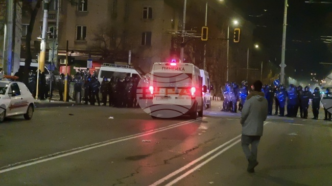 Осем линейки са изпратени на терен и още три са в готовност да реагират, има няколко пострадали, съобщиха от Центъра за спешна медицинска помощ в София 