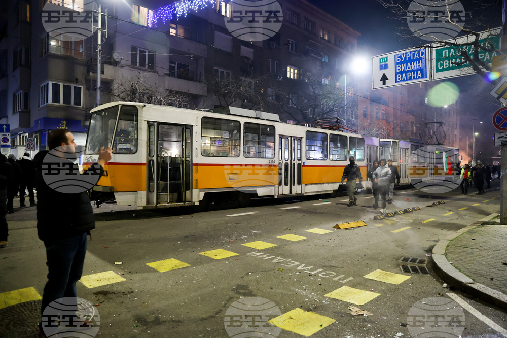 За момента са установени част от материалните щети, а оценката на инфраструктурата продължава, посочиха от Столична община след снощния протест