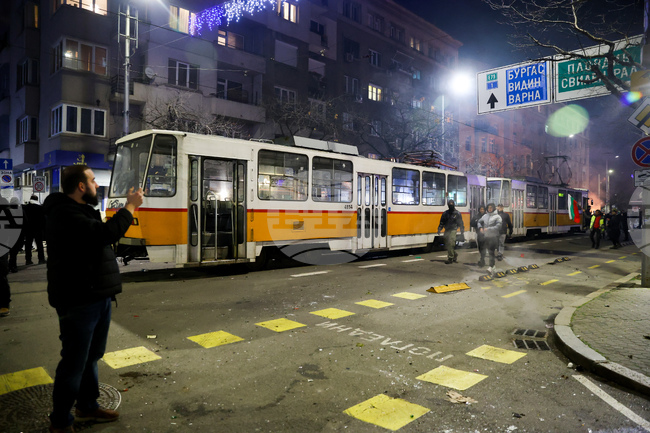 За момента са установени част от материалните щети, а оценката на инфраструктурата продължава, посочиха от Столична община след снощния протест