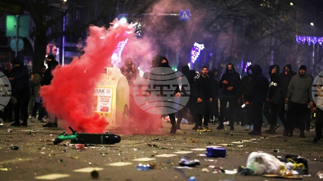 Хора с покрити лица хвърляха бутилки по полицията и събаряха контейнери по бул. "Ал. Дондуков"