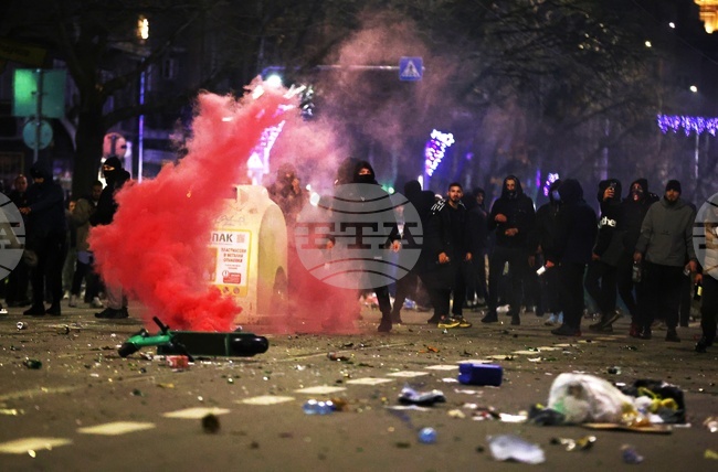 Хора с покрити лица хвърляха бутилки по полицията и събаряха контейнери по бул. "Ал. Дондуков"