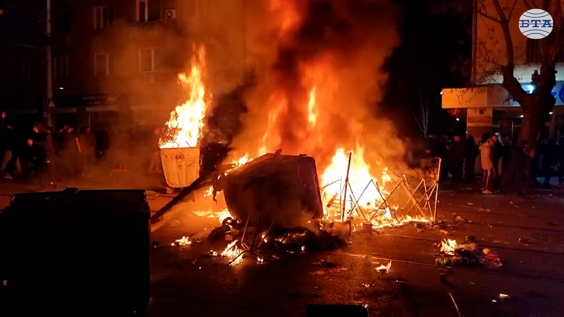 Хора с покрити лица хвърляха бутилки по полицията и събаряха контейнери по бул. „Ал. Дондуков“