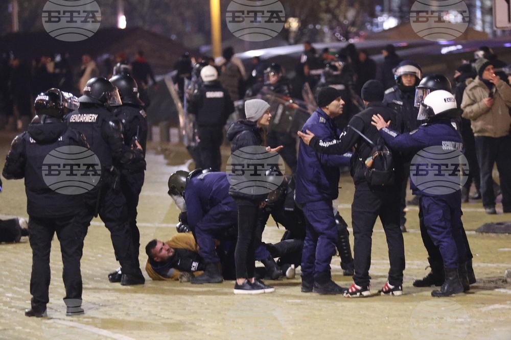 Over Ten Arrested After Masked Men Clash With Police in Central Sofia amid Large Protest