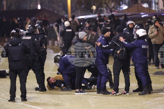 Over Ten Arrested After Masked Men Clash With Police in Central Sofia amid Large Protest