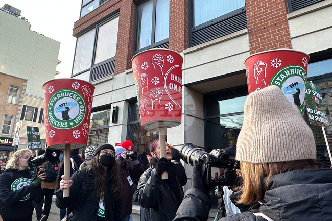 Синдикатът на служителите, приготвящи напитки от кафе във веригата „Старбъкс“, разширява едномесечната си стачка в още градове в САЩ