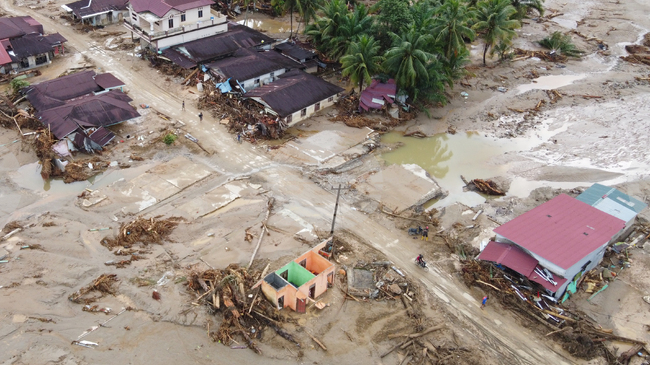Общо над 1300 са вече жертвите на наводненията в Индонезия, Шри Ланка и Тайланд