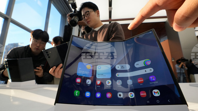 „Самсунг електроникс“ представи първия си двойносгъваем смартфон 