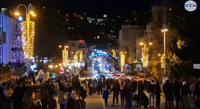 След въздушно акробатично шоу, коледната украса във Велико Търново светна